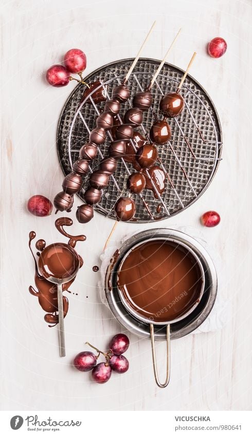 Trauben mit Schokoladen Glasur am Spieß, Vorbereitung Lebensmittel Frucht Dessert Ernährung Bioprodukte Fingerfood Geschirr Schalen & Schüsseln Stil Design