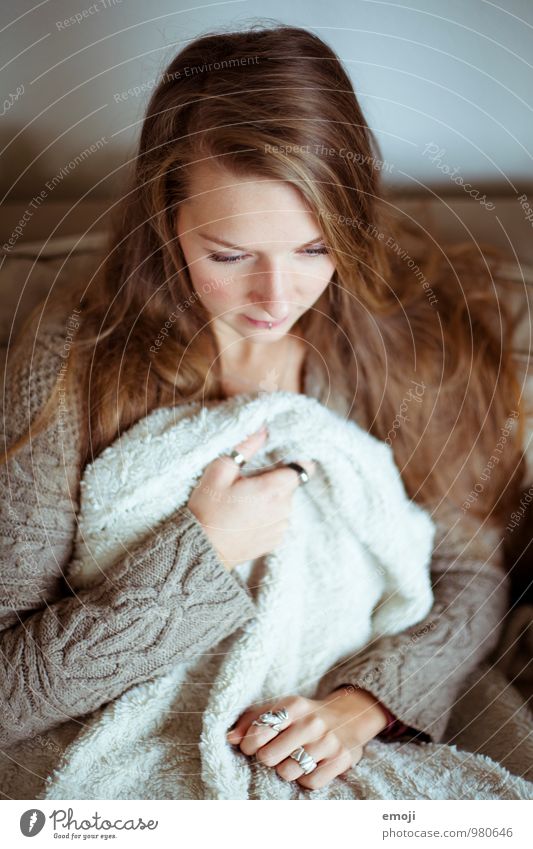 Kuschelwetter feminin Junge Frau Jugendliche 1 Mensch 18-30 Jahre Erwachsene Pullover kuschlig Farbfoto Innenaufnahme Tag Schwache Tiefenschärfe Porträt