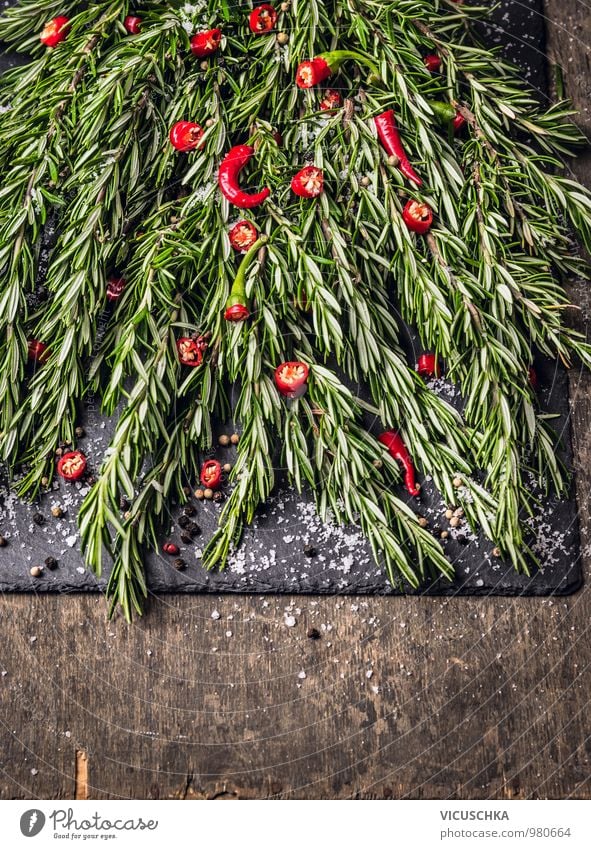 Rosmarin und gehackte rote Chili mit Gewürzen und Salz Lebensmittel Kräuter & Gewürze Ernährung Bioprodukte Vegetarische Ernährung Diät Stil Design