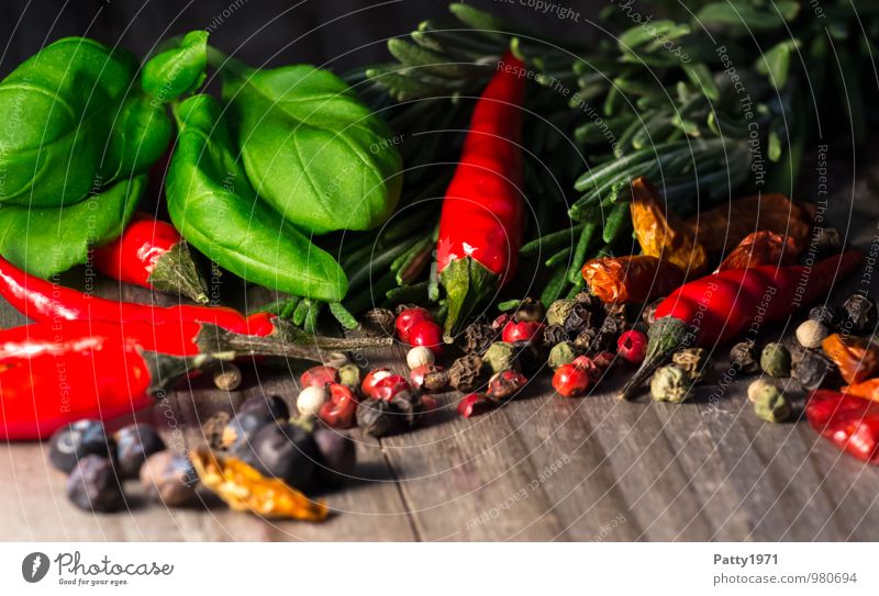 Scharf Lebensmittel Kräuter & Gewürze Chili Peperoni Basilikum Rosmarin Pfefferkörner Ernährung Italienische Küche Holz Duft lecker Appetit & Hunger