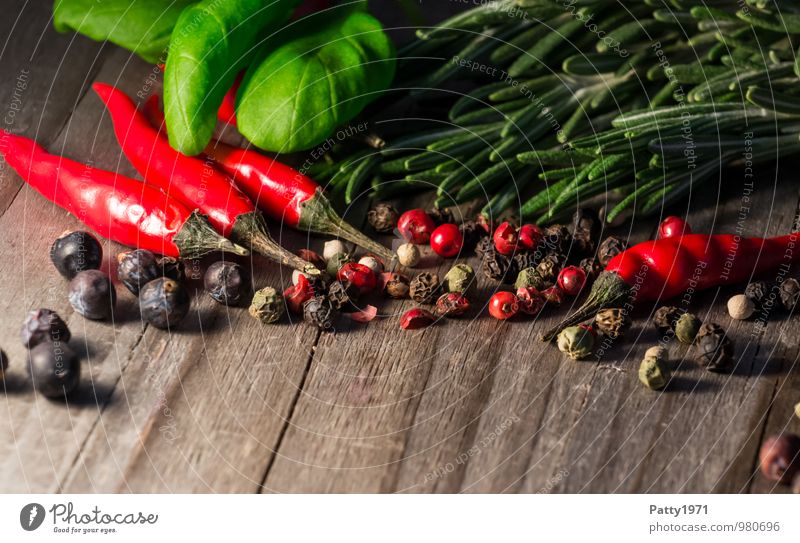 Scharf Lebensmittel Kräuter & Gewürze Chili Peperoni Pfefferkörner Rosmarin Ernährung Italienische Küche Holz Duft lecker Scharfer Geschmack Würzig aromatisch