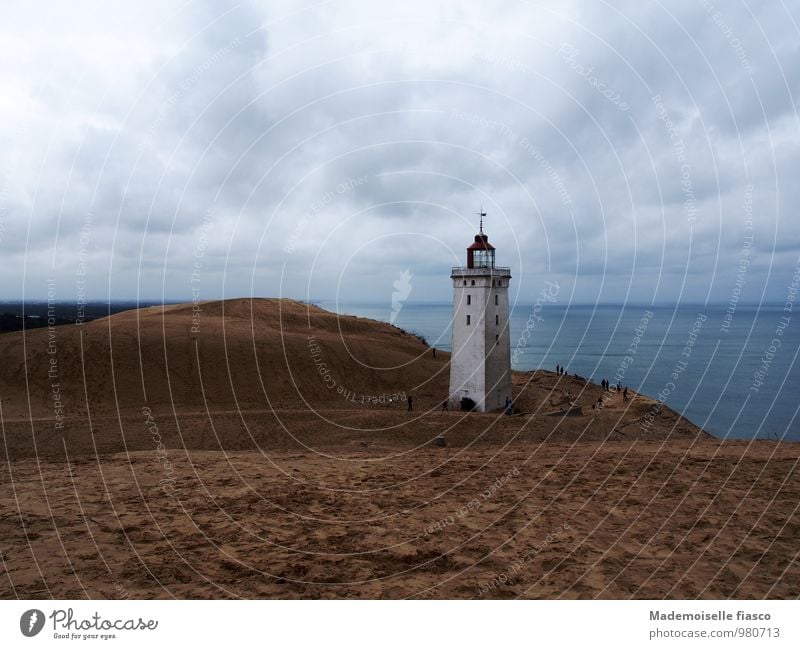 Leuchtturm auf Wanderdüne am Meer Sanddüne Küste Ferien & Urlaub & Reisen Abenteuer Ferne Freiheit Natur Landschaft Wasser Wolken Ruine Sehenswürdigkeit alt