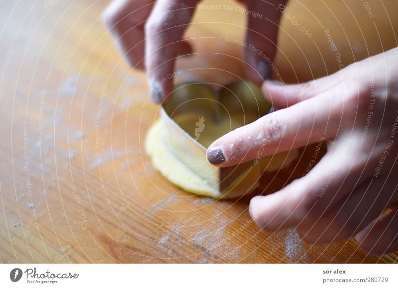 backen mit Herz Lebensmittel Teigwaren Backwaren Weihnachtsgebäck Plätzchen Ernährung Backform herzförmig feminin Hand Finger lecker stechen Hausfrau Frauenhand