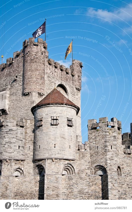 Belgisches Rapunzelgemäuer Himmel Burg oder Schloss alt eckig blau Burgturm Burgmauer Mittelalter Gent Belgien Fahne Außenaufnahme Menschenleer