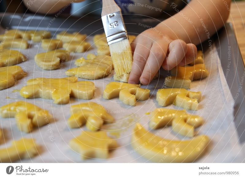 engelbäcker Lebensmittel Süßwaren Weihnachtskekse Mailänderli Ernährung Mensch androgyn Kind Kleinkind Hand Finger 1 3-8 Jahre Kindheit streichen süß Vorfreude