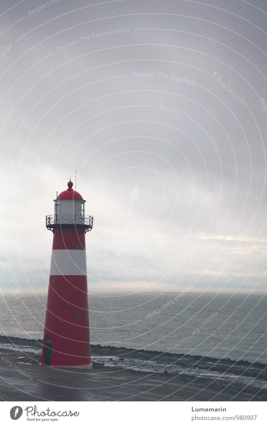 Zeeland Landschaft Himmel Wolken Horizont schlechtes Wetter Regen Wellen Nordsee Deich Niederlande Leuchtturm Bauwerk Sehenswürdigkeit Schifffahrt alt schön