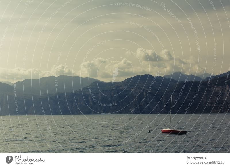 Red Ship Wolken Schönes Wetter Alpen Berge u. Gebirge Flussufer Schifffahrt Bootsfahrt Segelboot Segelschiff Mast Einsamkeit Schwimmen & Baden rot Eyecatcher