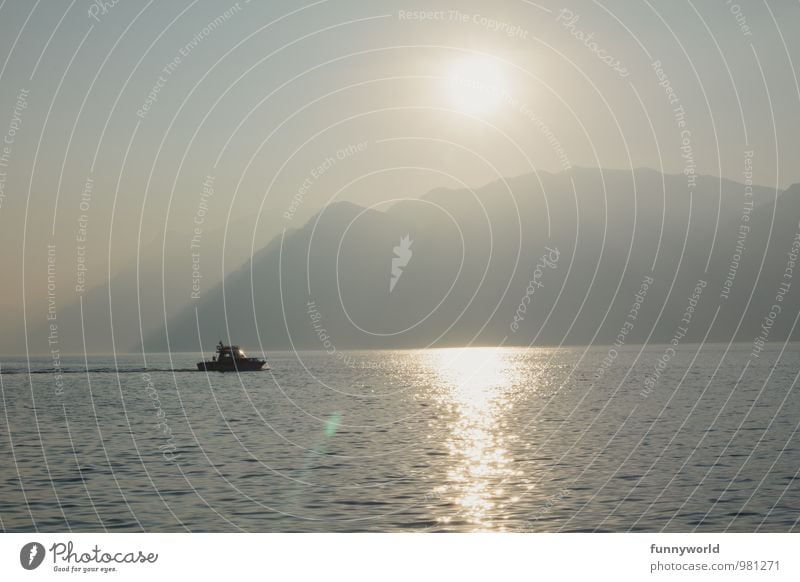 von links nach rechts Schifffahrt fahren Idylle Wasser See Berge u. Gebirge Freiheit einzigartig Einsamkeit Erholung Segelschiff Binnenschifffahrt