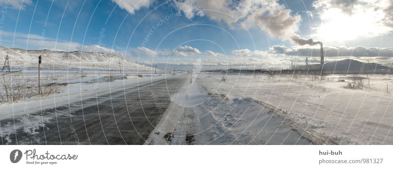 Schön, in Wirklichkeit aber unglaublich dreckig. Natur Landschaft kalt Fabrik Winter Winterurlaub Eis Frost Rutschgefahr Wege & Pfade Schneelandschaft Abgas