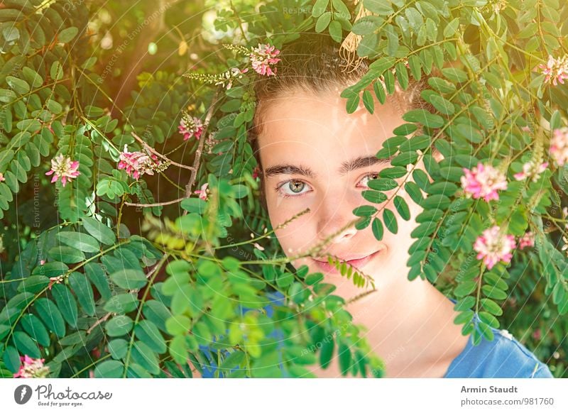 Porträt einer lächelnden schönen jungen Frau, die hinter einigen Blättern steht Lifestyle Stil Glück Wellness Leben stimmig Wohlgefühl Zufriedenheit Erholung