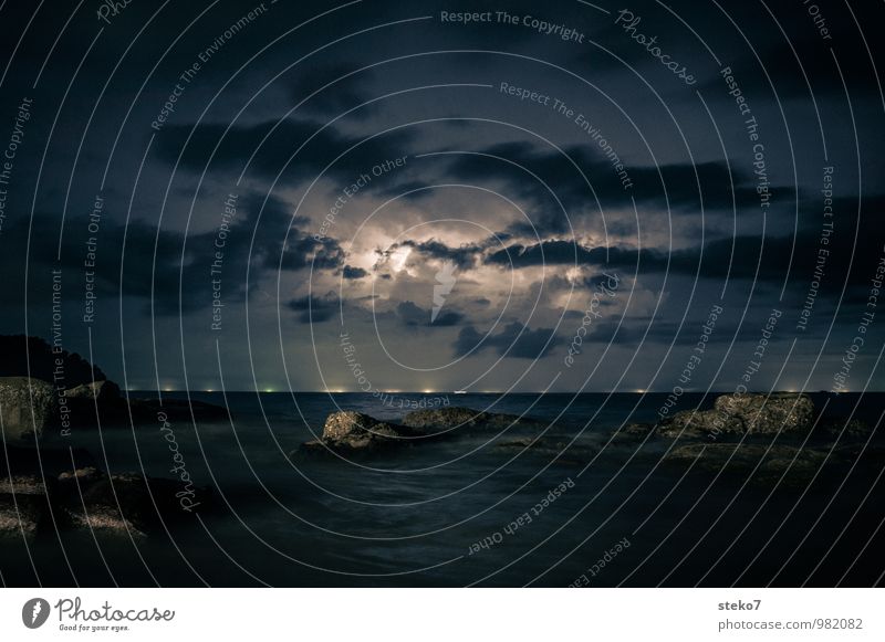 stationärer Blitzer Horizont Regen Gewitter Felsen Küste Meer Indischer Ozean dunkel Ferne frisch blau schwarz Endzeitstimmung bedrohlich Gewitterwolken