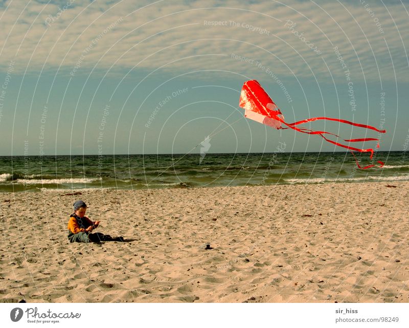 Kevin allein am Strand Hiddensee Kind Meer Wellen Sommer Ostsee Wind Drache Sand