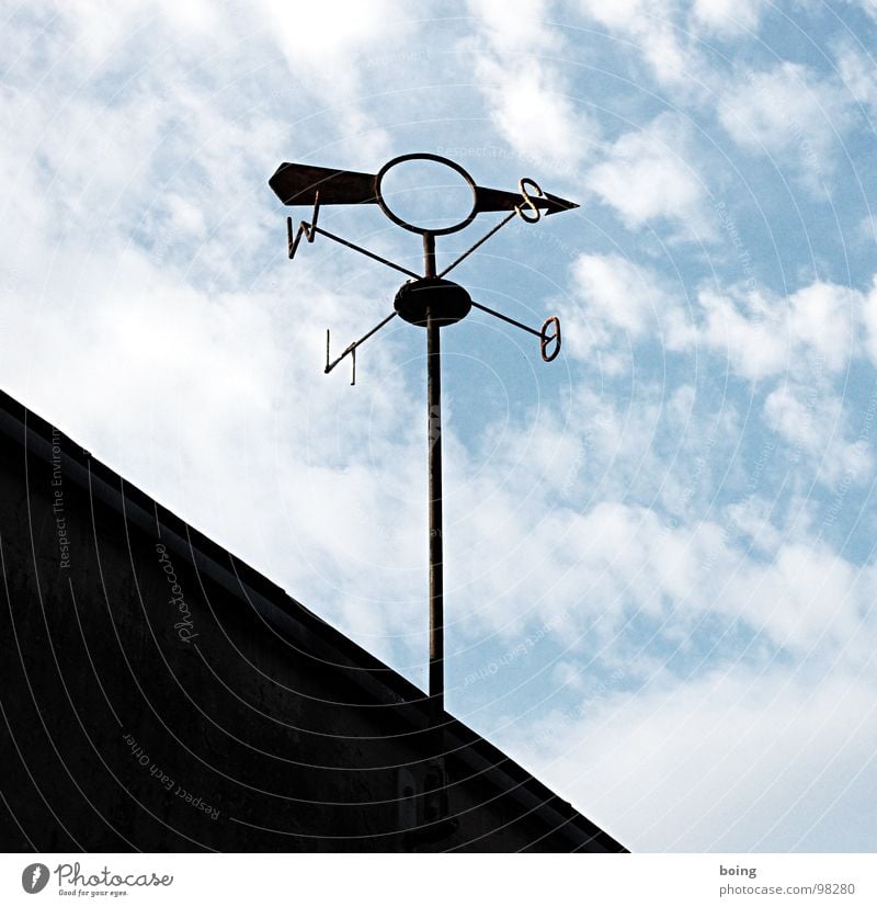 frischer Wind Sturm Orkan Wirbelsturm Richtung Pfeil zeigen Himmel Windrichtung Himmelsrichtung Kompass Windrose Wetterhahn Windzug Windkraftanlage wehen ziehen