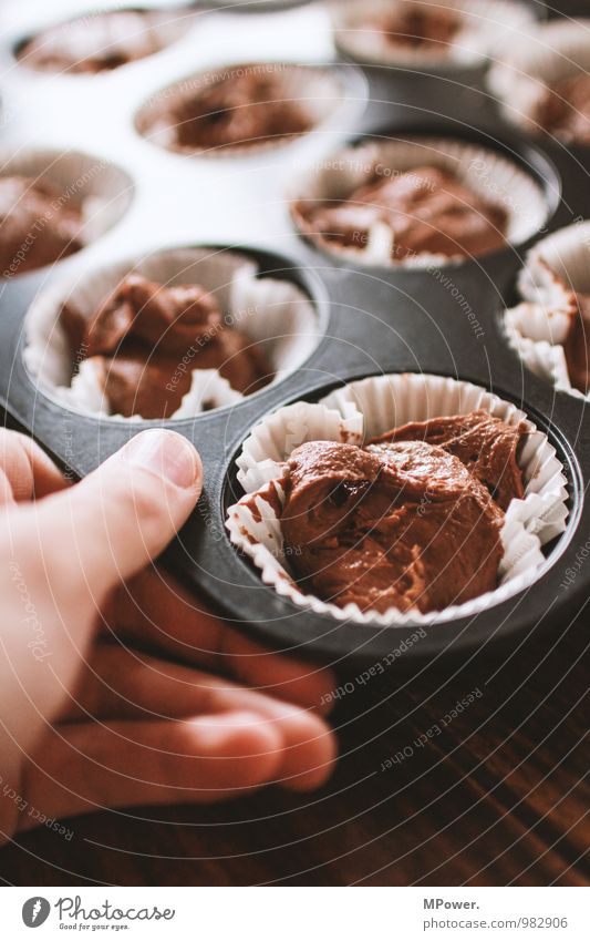 muffinmaker Lebensmittel Ernährung Fastfood Schalen & Schüsseln Mensch Hand Finger 1 schön Muffin Backform Teigwaren Schokoladenkuchen frisch Süßwaren lecker