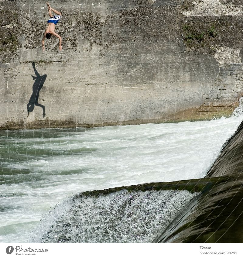 falling down IV springen Sommer Gischt Isar Gewässer Bayern München Kopfsprung 2 abwärts Wand Mauer gefährlich Sport Wasser blau Niveau oben water Fluss munich