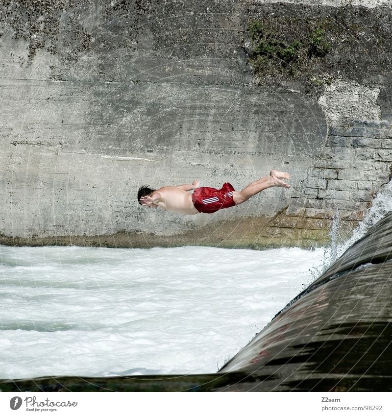 Isar Jumper VI springen Sommer Gischt Gewässer Bayern München Kopfsprung 2 abwärts Wand Mauer gefährlich Sport Wasser blau Niveau oben water Fluss munich