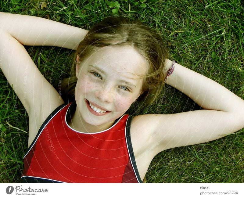 Wenn der Sommer nicht mehr weit ist ... [I] Freude Zufriedenheit Erholung Garten Mädchen 1 Mensch Wiese T-Shirt Armband blond langhaarig beobachten lachen