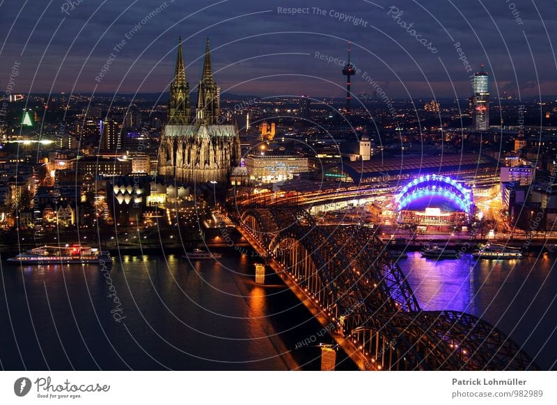 Ausblick auf Köln Architektur Deutschland Europa Stadt Stadtzentrum Haus Kirche Brücke Sehenswürdigkeit Wahrzeichen Denkmal Kölner Dom alt ästhetisch