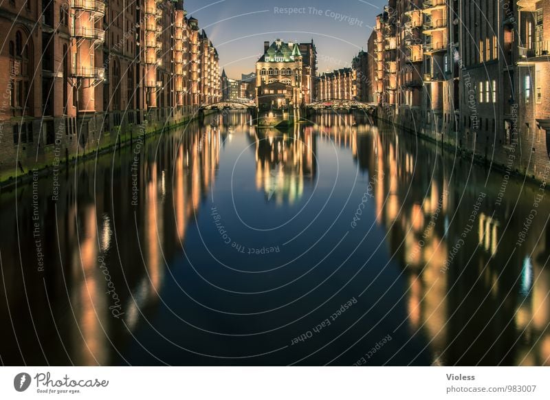 Stille Hafenstadt Altstadt Bauwerk Gebäude Architektur Fassade Balkon Sehenswürdigkeit Wahrzeichen Denkmal glänzend leuchten außergewöhnlich dunkel fantastisch