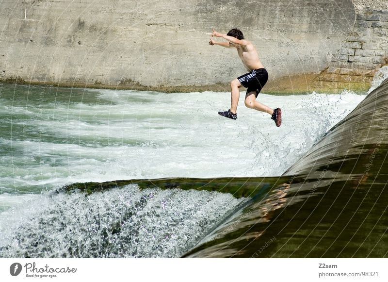 Isar Jumper VIII springen Sommer Gischt Gewässer Bayern München Zusammensein 2 abwärts Wand Mauer gefährlich Sport Wasser blau Niveau oben water Fluss munich