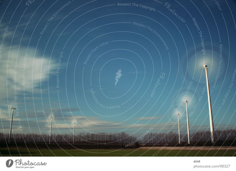 slomo Farbfoto Außenaufnahme Tag Sonnenlicht Langzeitbelichtung Sommer Industrie Energiewirtschaft Windkraftanlage Natur Himmel Wolken Baum Gras Wald blau grün