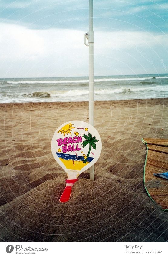 Ein ehrenvolles Ende... Beachball gebrochen Strand Strandmatte Palme Meer Küste Brandung Hügel Wolken Freizeit & Hobby Spielen Sport Ballsport Sommer Sand