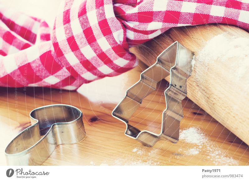 Weihnachtsbacken Mehl Ernährung Weihnachtsgebäck Nudelholz Ausstechform Vorfreude genießen Küchenhandtücher kariert Weihnachtsbaum Pilz Nahaufnahme