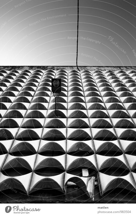 bent Himmel Wolkenloser Himmel Menschenleer Haus Hochhaus Bauwerk Architektur Mauer Wand Fassade historisch kalt schwarz weiß Lampe Stahlkabel Biegung Beule