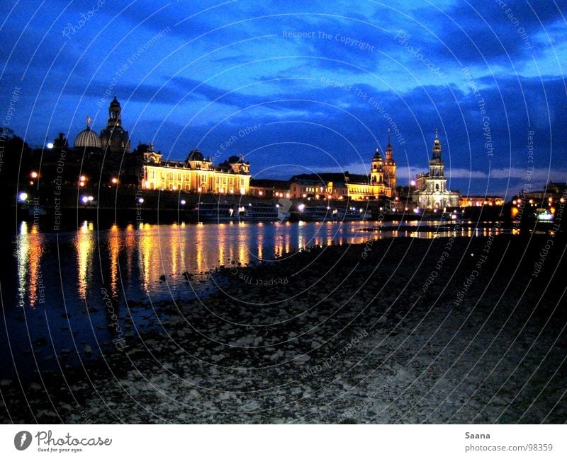 Mittsommer in Dresden Elbufer Nacht Stadt Strand Sachsen schön Elbe Blauer Himmel Licht Küste Stein Frauenkirche