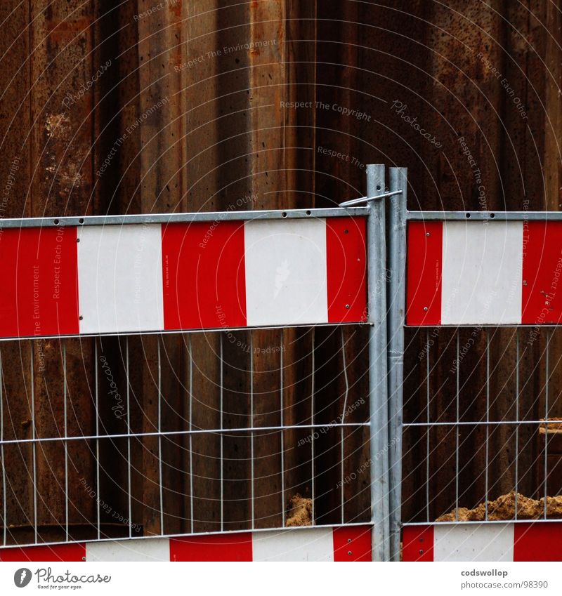 umarmung Zaun Sicherheit Baustelle Umarmen edel Zusammensein rot Rust weiß Arbeit & Erwerbstätigkeit Straßenbau Kanalisation Hinweisschild Verkehr fence