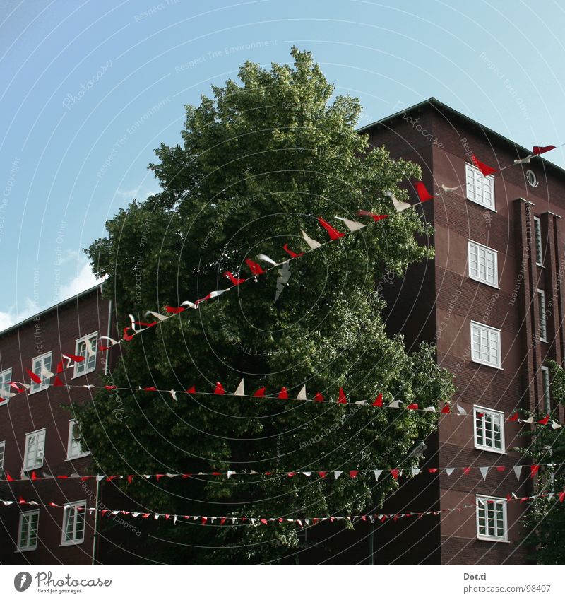 Parade II Schützenfest Fahne Zickzack Zacken marschieren Schnapsleiche Wohnhochhaus Ghetto Fenster Baum rot-weiß geschmückt Schmuck festlich Jahrmarkt Tradition