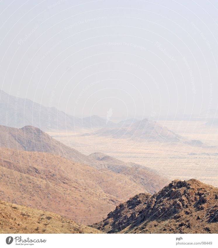 in die Ferne . . . Namibia heiß Physik Afrika Safari Ödland beige gelb braun Morgen Wüste Sand Berge u. Gebirge Stein Wärme sehr warm Morgendämmerung