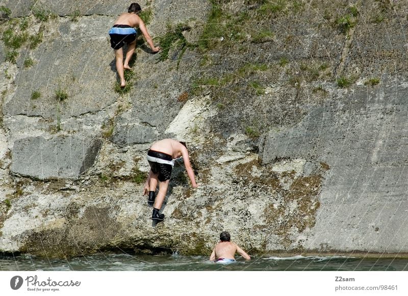 AUFSTIEG springen Sommer Gischt Isar Gewässer Bayern München Zusammensein 2 abwärts Wand Mauer gefährlich steigen aufsteigen Steinwand festhalten 3 Wasser blau