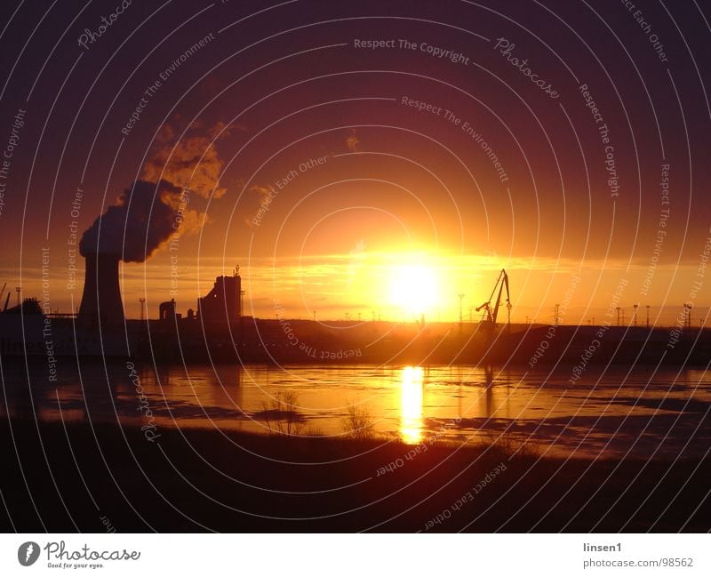 Überseehafen Rostock bei Sonnenaufgang Hafen Karftwerk Krahn Warnow Wasser Küste Kühlturm