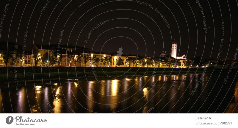 Schlaflos in Verona dunkel Nacht Licht Reflexion & Spiegelung Kirchturm Abend Italien Europa Stadt Architektur Fluss Wasser Religion & Glaube