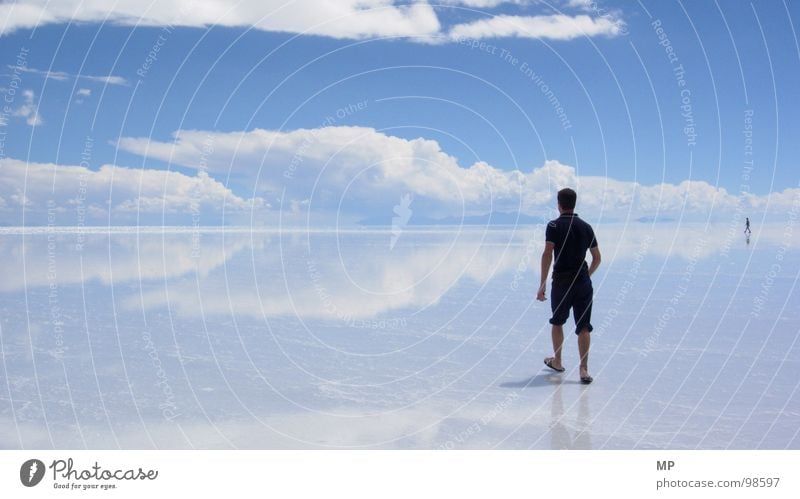 Skywalker II Himmel Salar de Uyuni Salzsee Spiegel Bolivien Wolken Abenteuer ungeheuerlich springen unten See blau hüpfen durchdrehen Hoffnung Ereignisse