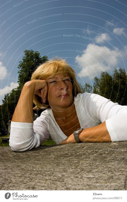 in die ferne schweifen Ferne auflehnen abstützen lümmeln Mensch Frau Uhr weiß braun blond feminin Denken Blick anlehnen sitzen portraite woman Haare & Frisuren