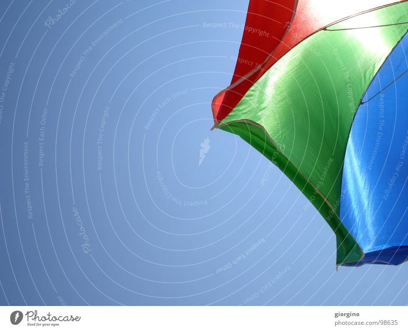 Umbrella at the seaside 1 Himmel Hintergrundbild Farbe Freude umbrella sky blue red black sea and composition free