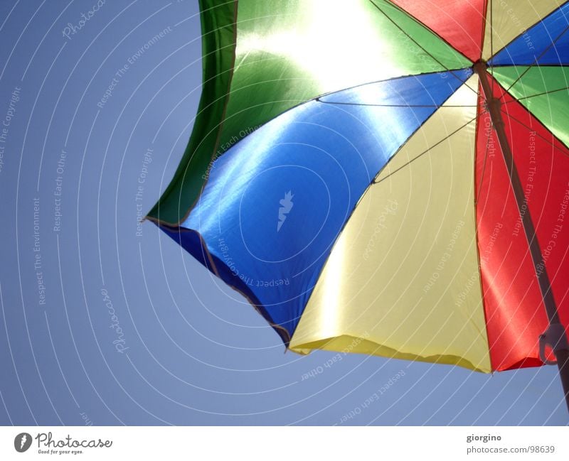 Umbrella at the seaside 2 Himmel Hintergrundbild Farbe Freude umbrella sky blue red black sea and composition free