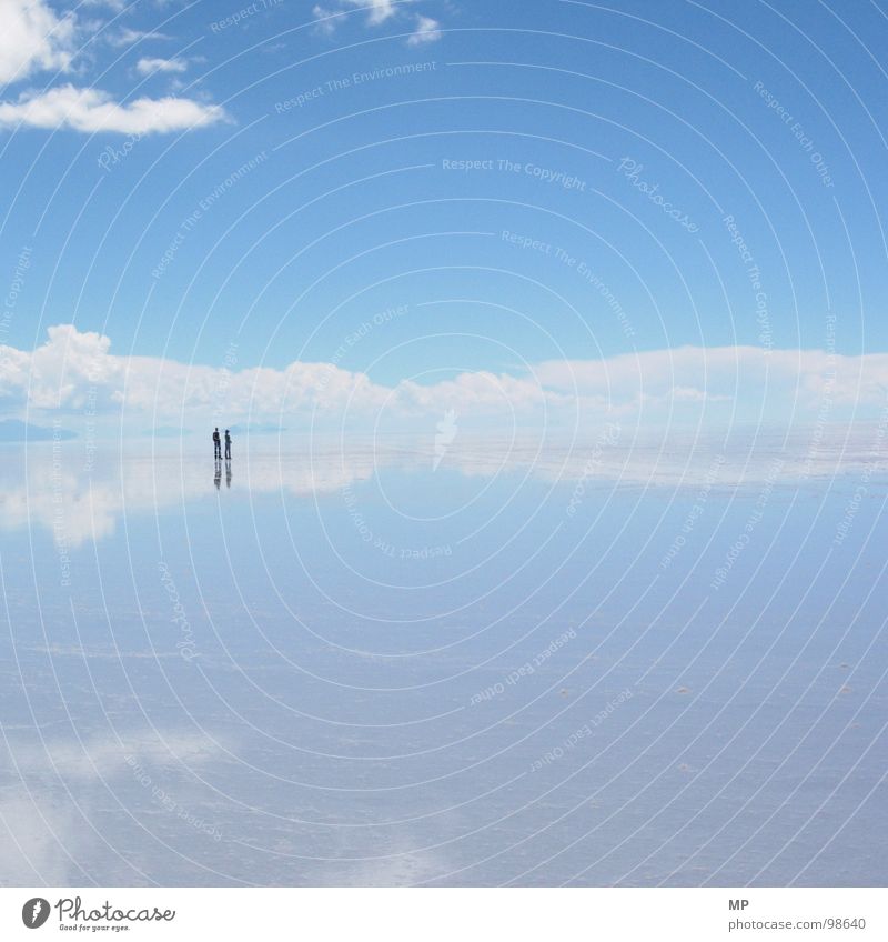 Aeronauten Himmel Salar de Uyuni Salzsee Spiegel Bolivien Wolken Abenteuer ungeheuerlich springen unten See blau hüpfen durchdrehen Hoffnung Ereignisse