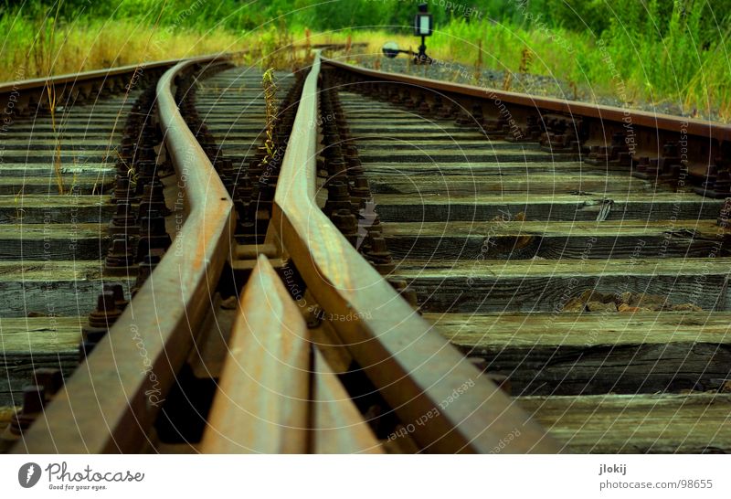 Abgefahr'n Gleise Fahrweg Holz Stahl Spuren fahren Eisenbahn Geschwindigkeit Verlauf Holzbrett Kies Verkehr Eisenbahnschwelle Bett Silhouette Restauration