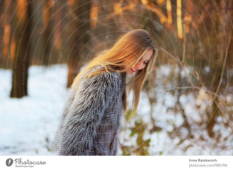 Lachen Junge Frau Jugendliche Haare & Frisuren Lippen 1 Mensch 18-30 Jahre Erwachsene Wald Mode Bekleidung Pelzmantel genießen Lächeln Blick Glück schön