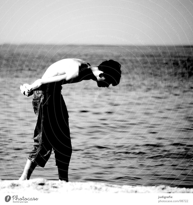 Der Steinsucher Mann Strand Suche Meer See grau gebeugt Körperhaltung ungesund Muschel Ferien & Urlaub & Reisen Horizont schwarz weiß Umwelt Schwarzweißfoto