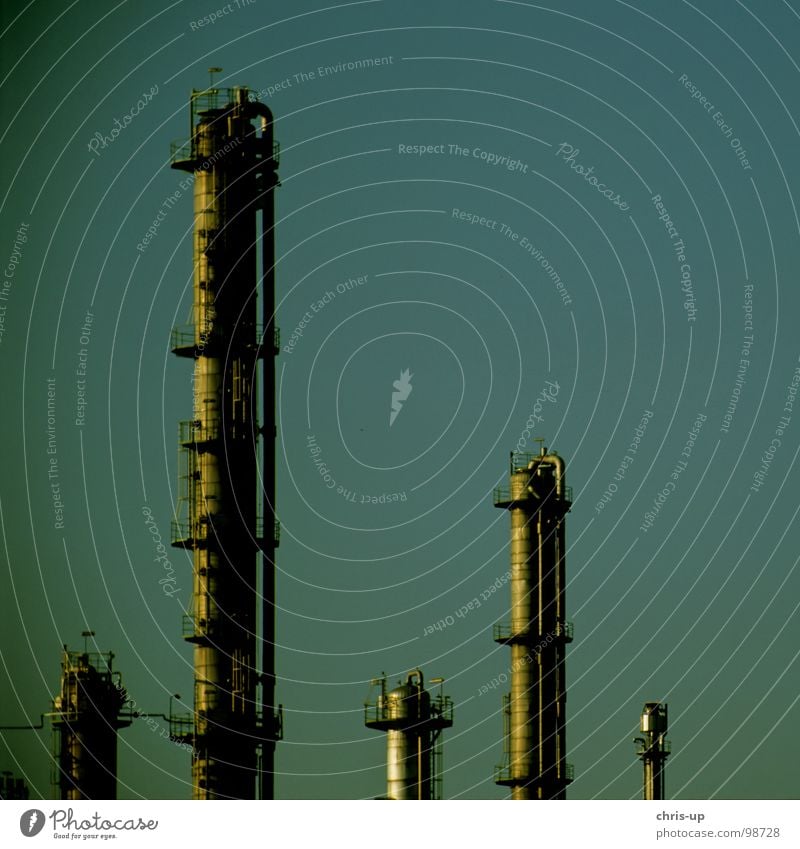 Industrie Raffinerie Kühlung Umwelt Umweltverschmutzung Benzin Erdöl Diesel Elektrizität Kohlekraftwerk Abgas Industrialisierung Schornstein brennen Ruhrgebiet