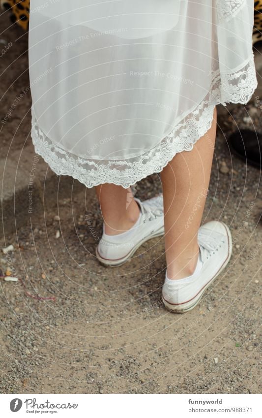 Geist mit Chuckys Beine Fuß 1 Mensch Mode Rock Kleid Nachthemd Schuhe Turnschuh Chucks stehen trendy einzigartig Hipster Spitze durchsichtig weiß schick Stil