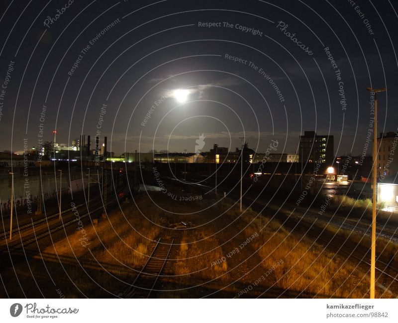 Vollmond über der Stadt Gleise Laterne Nacht Wolken Gras Hochhaus Berlin Himmel Mond Brücke