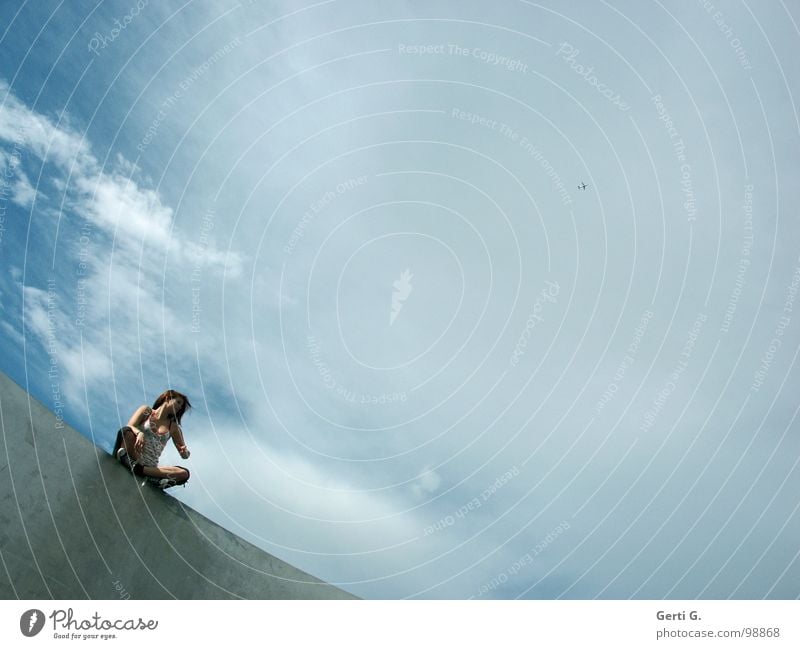 Lucy in the sky Himmel Wolken schlechtes Wetter himmelblau weiß Nebel unklar diagonal Frau Junge Frau Schneidersitz gemütlich Ecke Mauer Sitzgelegenheit sitzen