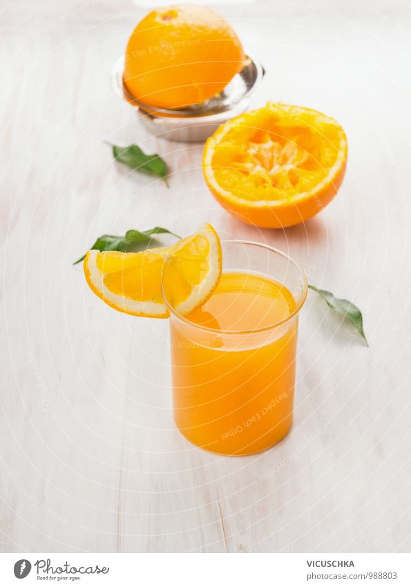 Glas mit Saft, gepressten Orange und Zitrus-Presse Lebensmittel Frucht Getränk Geschirr Stil Design Natur gelb glass Orangensaft Zitruspresse Blatt frisch