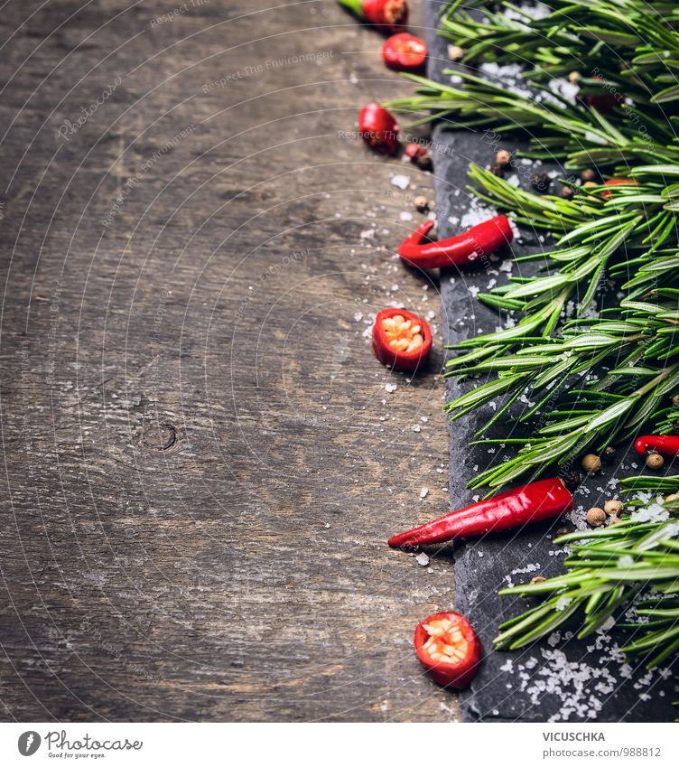 Rosmarin, gehackte Chili und Salz, Holz Hintergrund Lebensmittel Kräuter & Gewürze Ernährung Bioprodukte Diät Stil Design Gesunde Ernährung Küche Natur gelb