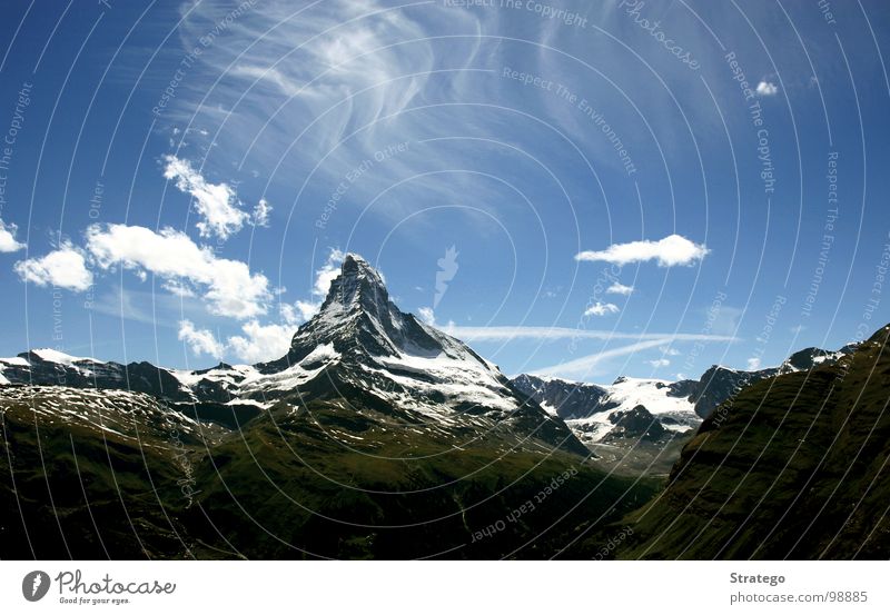 Matterhorn V Zermatt Kanton Wallis Schweiz Hügel Wolken Gipfel wandern Bergsteigen abseilen aufsteigen Klettern besteigen Bergkette Sommer Tourismus Japaner